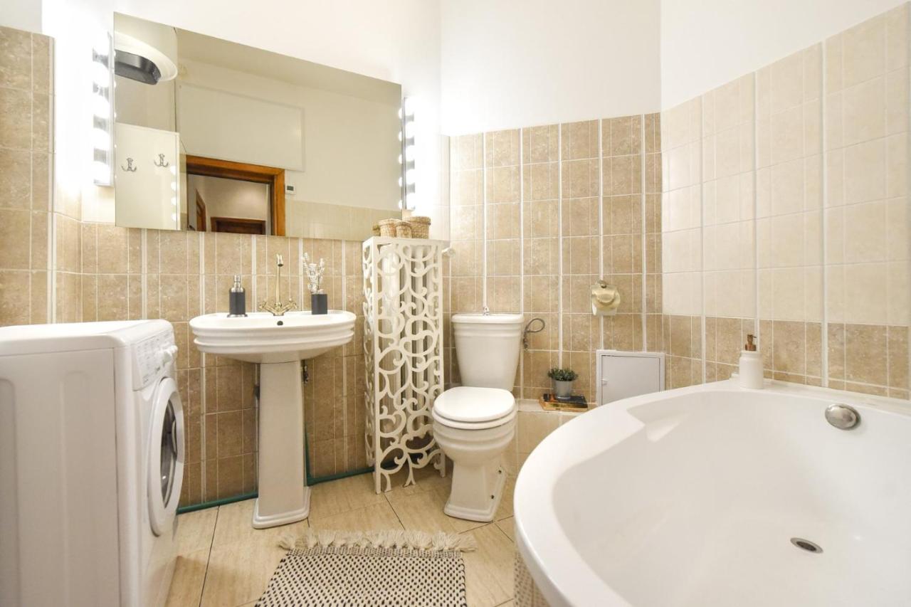 Love.Travel.Explore ♥️Apt W/ Balcony In Old Town Apartment Букурещ Екстериор снимка